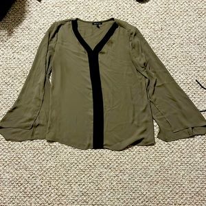 Women’s top with split sleeve and neckline